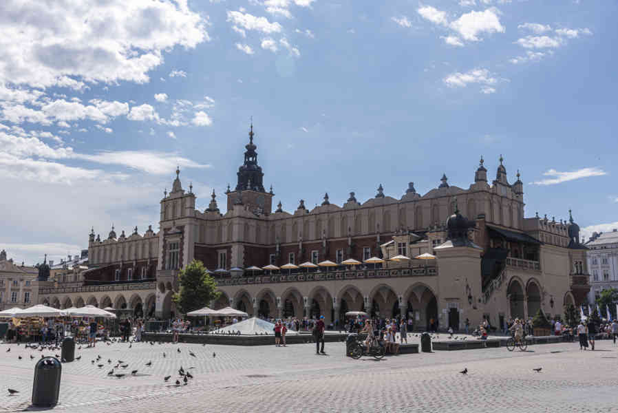 Polonia - Cracovia 005 - plaza Mayor del Mercado - Lonja de los Paños.jpg